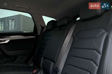 Внедорожник / Кроссовер Volkswagen Touareg 2019 в 