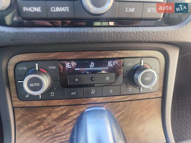 Внедорожник / Кроссовер Volkswagen Touareg 2016 в Хмельницком