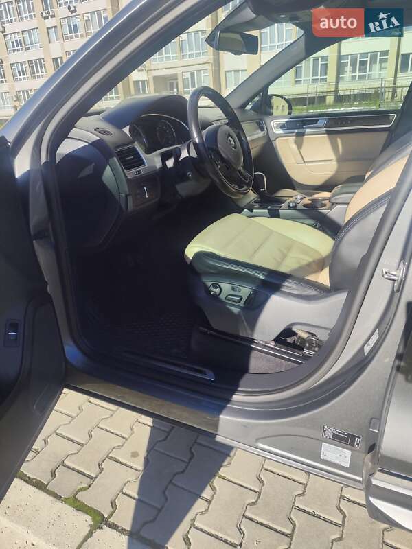 Внедорожник / Кроссовер Volkswagen Touareg 2016 в Хмельницком