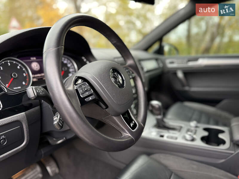 Позашляховик / Кросовер Volkswagen Touareg 2015 в Києві