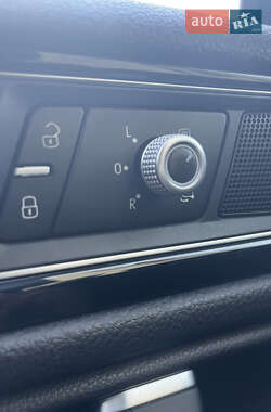 Позашляховик / Кросовер Volkswagen Touareg 2015 в 