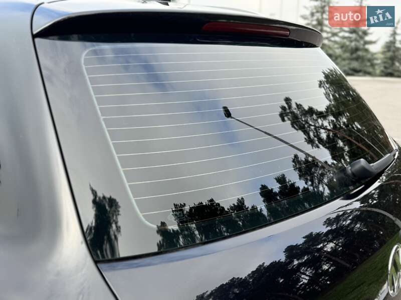 Позашляховик / Кросовер Volkswagen Touareg 2017 в Києві