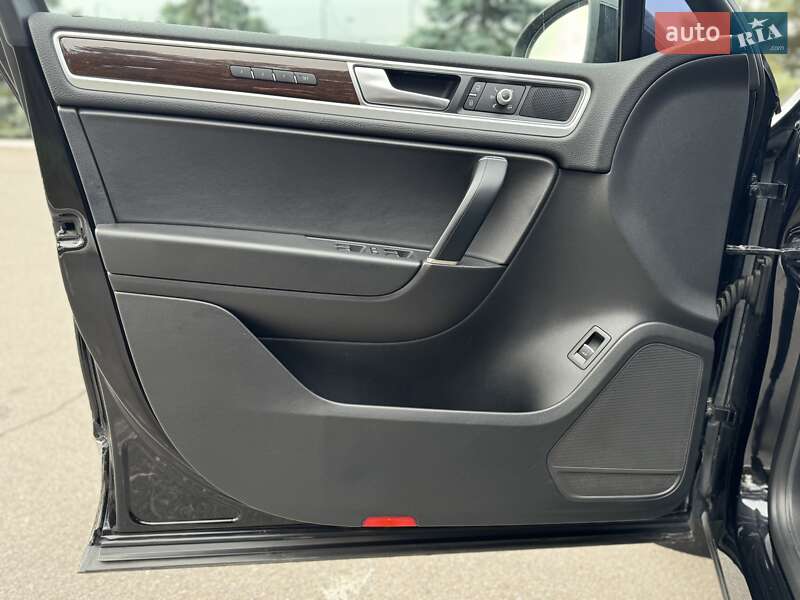 Позашляховик / Кросовер Volkswagen Touareg 2017 в Києві