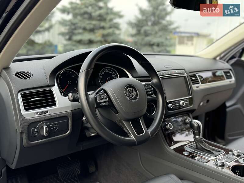 Позашляховик / Кросовер Volkswagen Touareg 2017 в Києві