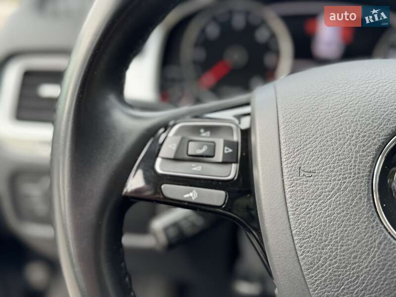 Позашляховик / Кросовер Volkswagen Touareg 2017 в Києві