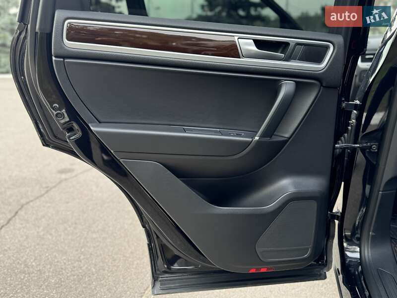 Позашляховик / Кросовер Volkswagen Touareg 2017 в Києві