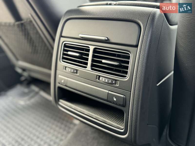 Позашляховик / Кросовер Volkswagen Touareg 2017 в Києві