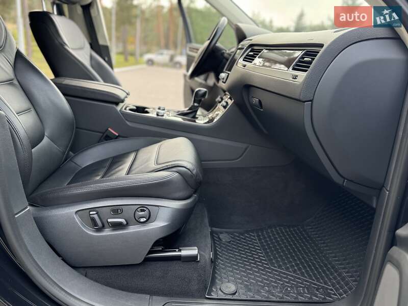 Позашляховик / Кросовер Volkswagen Touareg 2017 в Києві