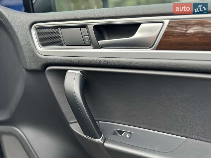 Позашляховик / Кросовер Volkswagen Touareg 2017 в Києві