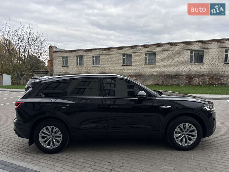 Внедорожник / Кроссовер Volkswagen Touareg 2019 в Дубно
