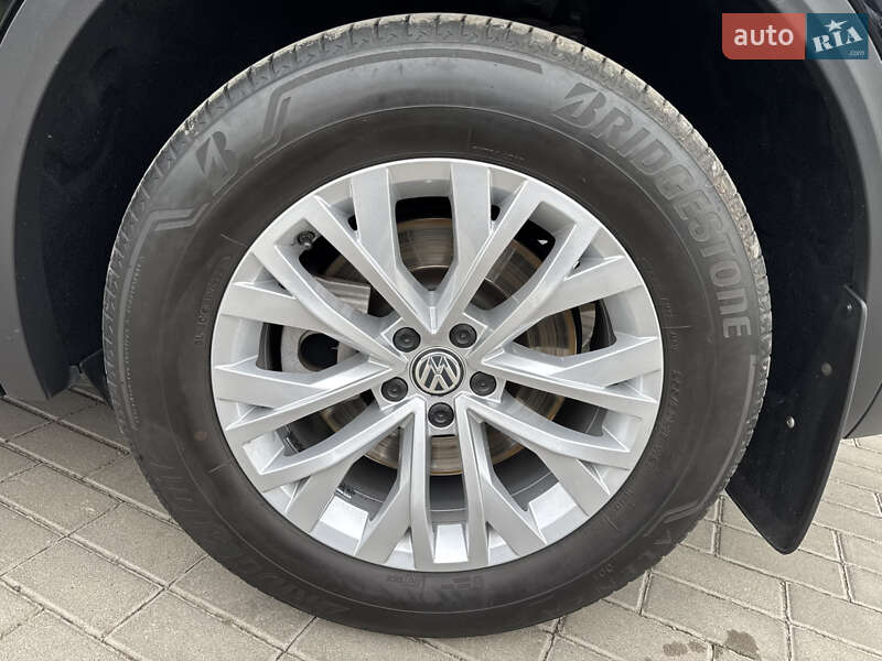 Внедорожник / Кроссовер Volkswagen Touareg 2019 в Дубно