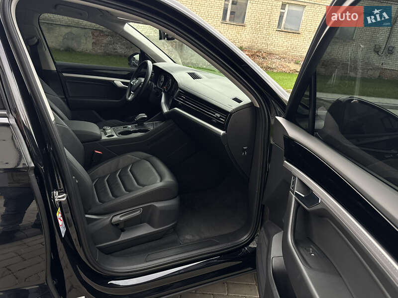 Внедорожник / Кроссовер Volkswagen Touareg 2019 в Дубно