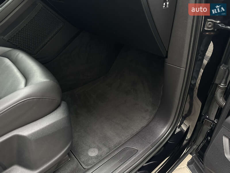 Внедорожник / Кроссовер Volkswagen Touareg 2019 в Дубно