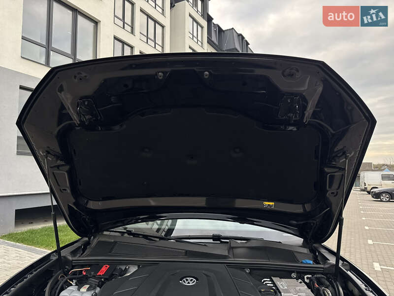 Внедорожник / Кроссовер Volkswagen Touareg 2019 в Дубно