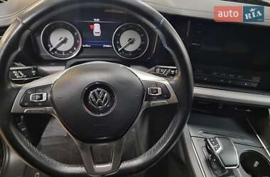 Внедорожник / Кроссовер Volkswagen Touareg 2019 в 