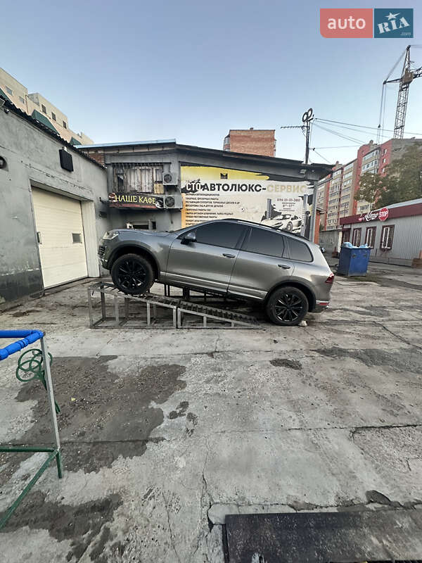 Позашляховик / Кросовер Volkswagen Touareg 2015 в Миколаєві