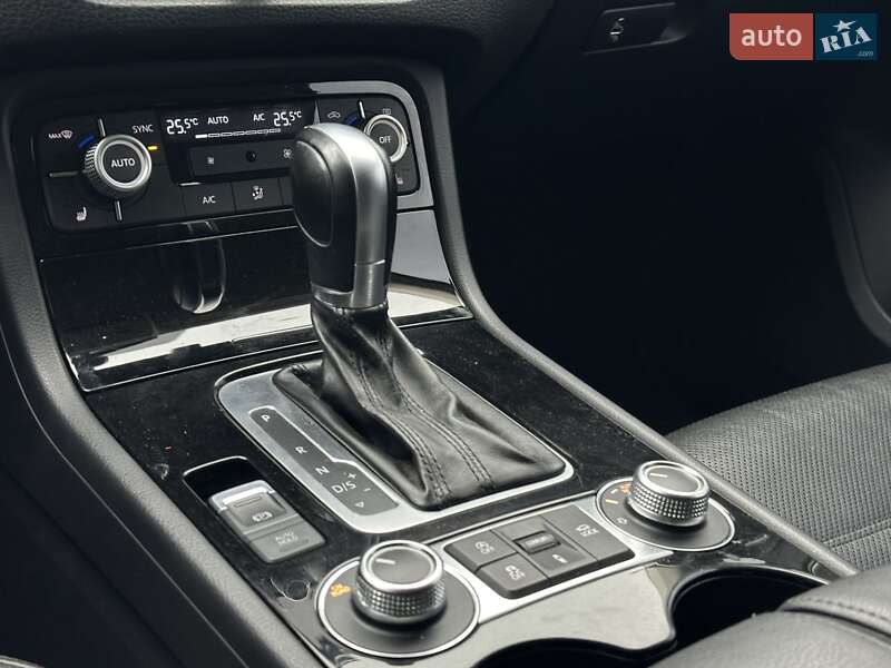 Внедорожник / Кроссовер Volkswagen Touareg 2017 в Тернополе