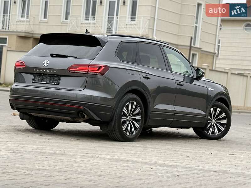 Позашляховик / Кросовер Volkswagen Touareg 2018 в Одесі