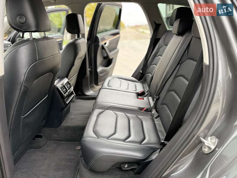 Позашляховик / Кросовер Volkswagen Touareg 2018 в Одесі