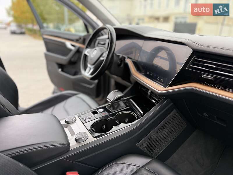 Позашляховик / Кросовер Volkswagen Touareg 2018 в Одесі