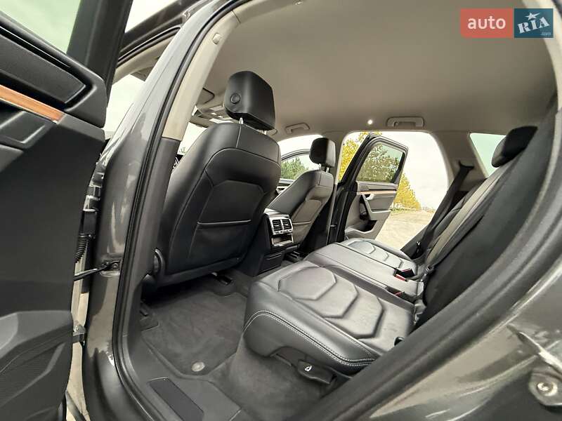 Позашляховик / Кросовер Volkswagen Touareg 2018 в Одесі