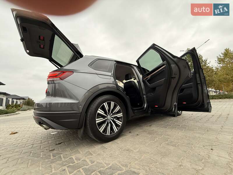 Позашляховик / Кросовер Volkswagen Touareg 2018 в Одесі
