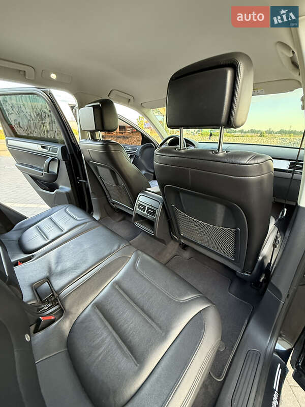 Внедорожник / Кроссовер Volkswagen Touareg 2016 в Мукачево