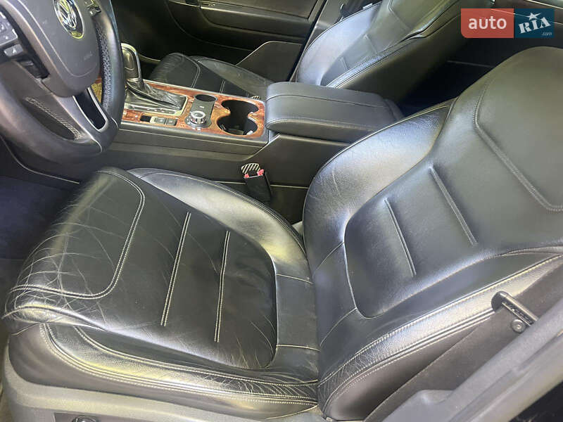 Внедорожник / Кроссовер Volkswagen Touareg 2011 в Львове