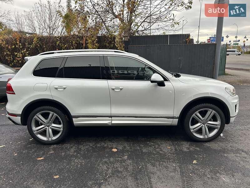 Позашляховик / Кросовер Volkswagen Touareg 2015 в Києві