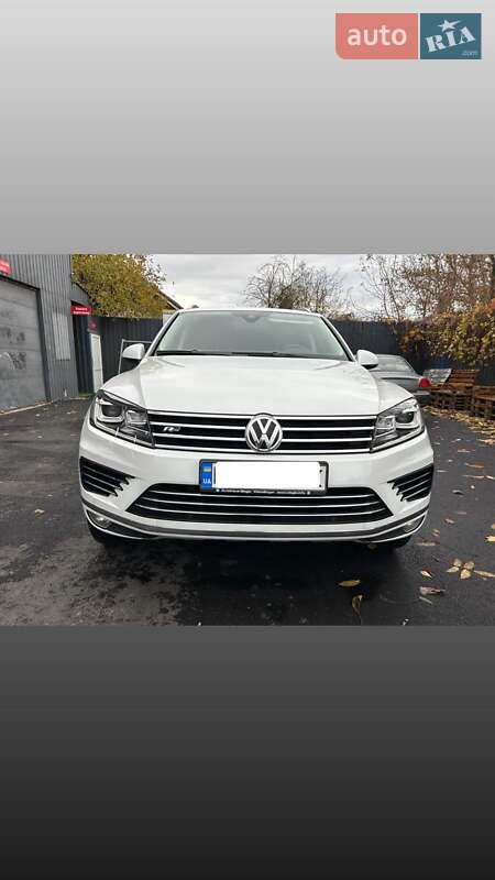 Позашляховик / Кросовер Volkswagen Touareg 2015 в Києві