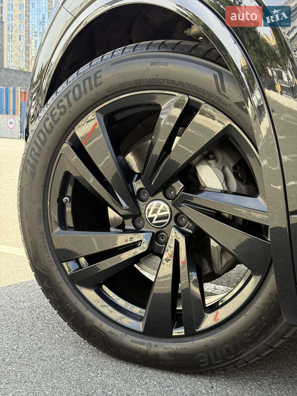 Позашляховик / Кросовер Volkswagen Touareg 2023 в Києві