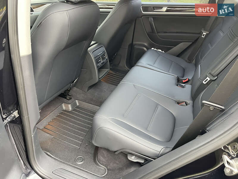 Внедорожник / Кроссовер Volkswagen Touareg 2013 в Киеве