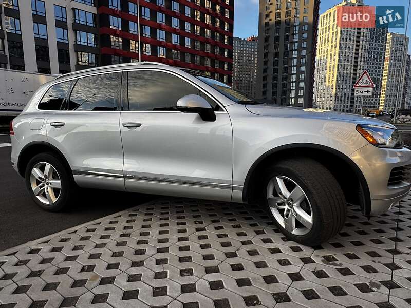 Позашляховик / Кросовер Volkswagen Touareg 2013 в Києві