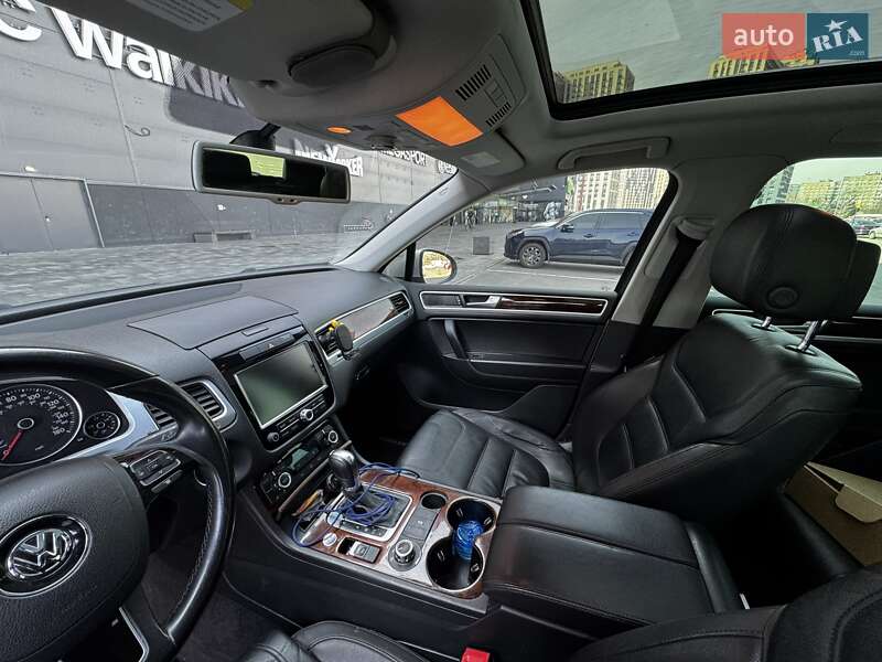 Позашляховик / Кросовер Volkswagen Touareg 2013 в Києві