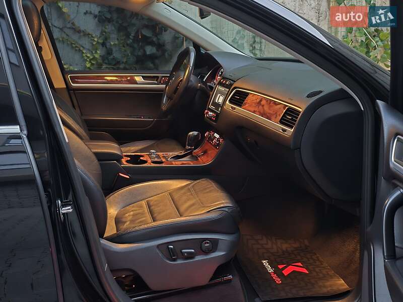 Позашляховик / Кросовер Volkswagen Touareg 2011 в Хмельницькому