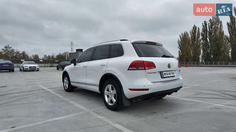 Внедорожник / Кроссовер Volkswagen Touareg 2012 в Киеве