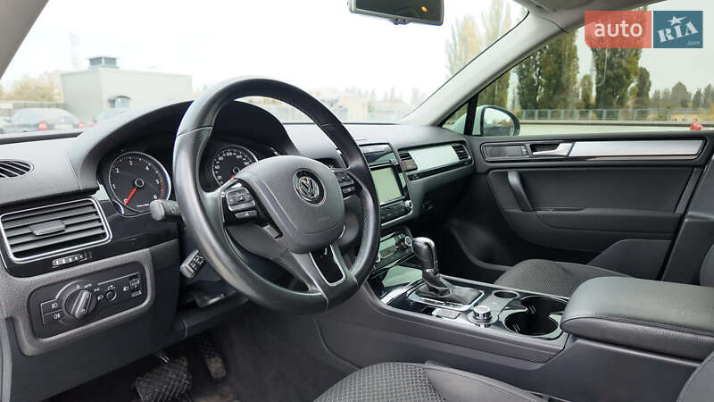 Внедорожник / Кроссовер Volkswagen Touareg 2012 в Киеве