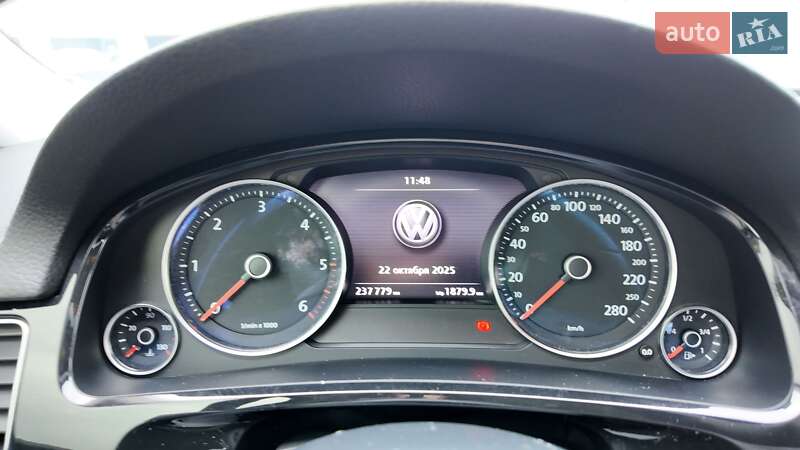 Внедорожник / Кроссовер Volkswagen Touareg 2012 в Киеве