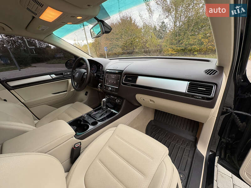 Внедорожник / Кроссовер Volkswagen Touareg 2010 в Староконстантинове