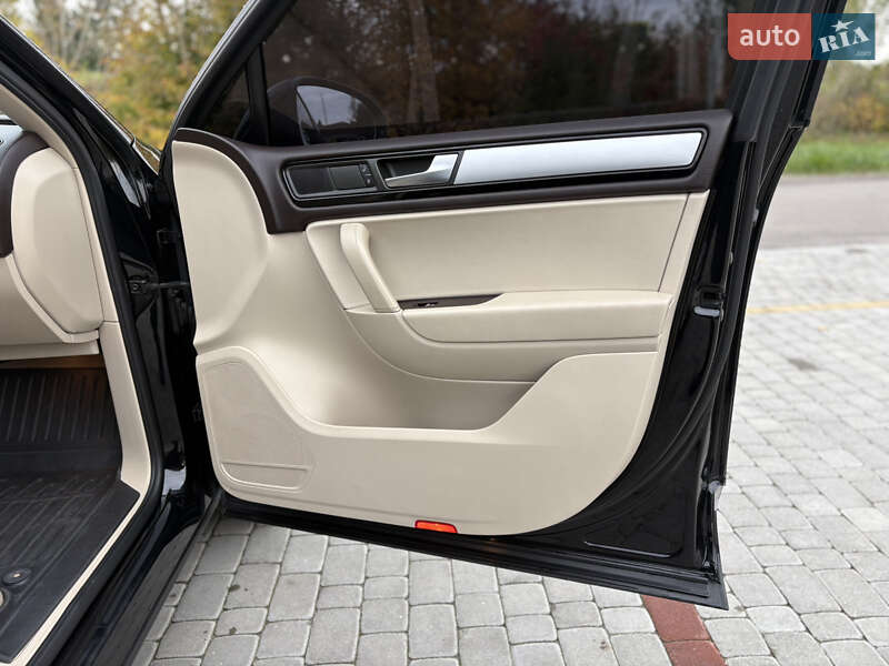 Внедорожник / Кроссовер Volkswagen Touareg 2010 в Староконстантинове