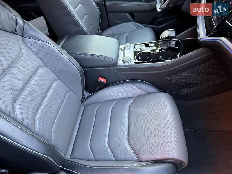 Позашляховик / Кросовер Volkswagen Touareg 2021 в Києві