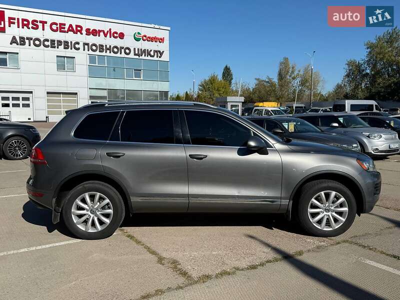 Внедорожник / Кроссовер Volkswagen Touareg 2013 в Киеве