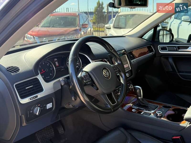 Внедорожник / Кроссовер Volkswagen Touareg 2013 в Киеве