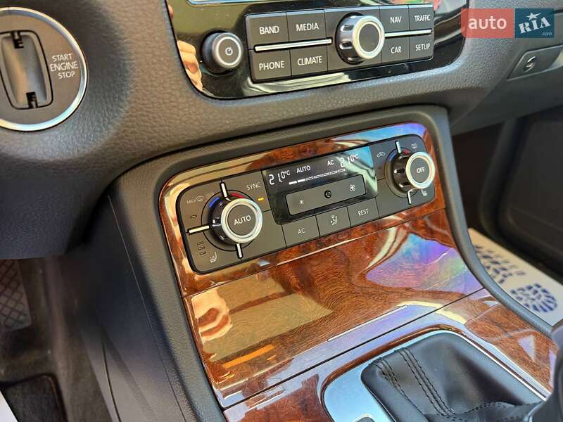 Внедорожник / Кроссовер Volkswagen Touareg 2013 в Киеве