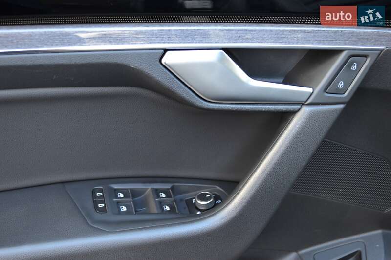 Внедорожник / Кроссовер Volkswagen Touareg 2018 в Одессе