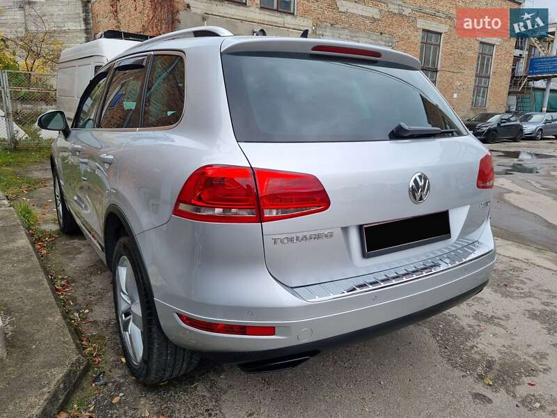 Внедорожник / Кроссовер Volkswagen Touareg 2013 в Ровно