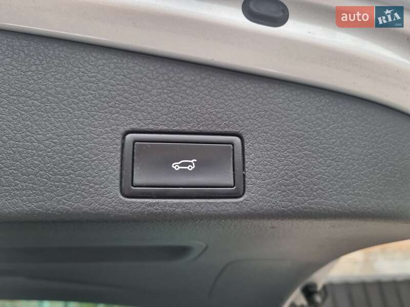 Внедорожник / Кроссовер Volkswagen Touareg 2013 в Ровно