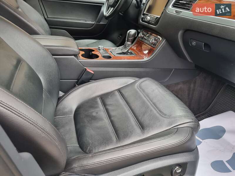 Внедорожник / Кроссовер Volkswagen Touareg 2013 в Ровно