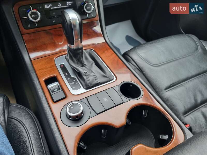 Внедорожник / Кроссовер Volkswagen Touareg 2013 в Ровно