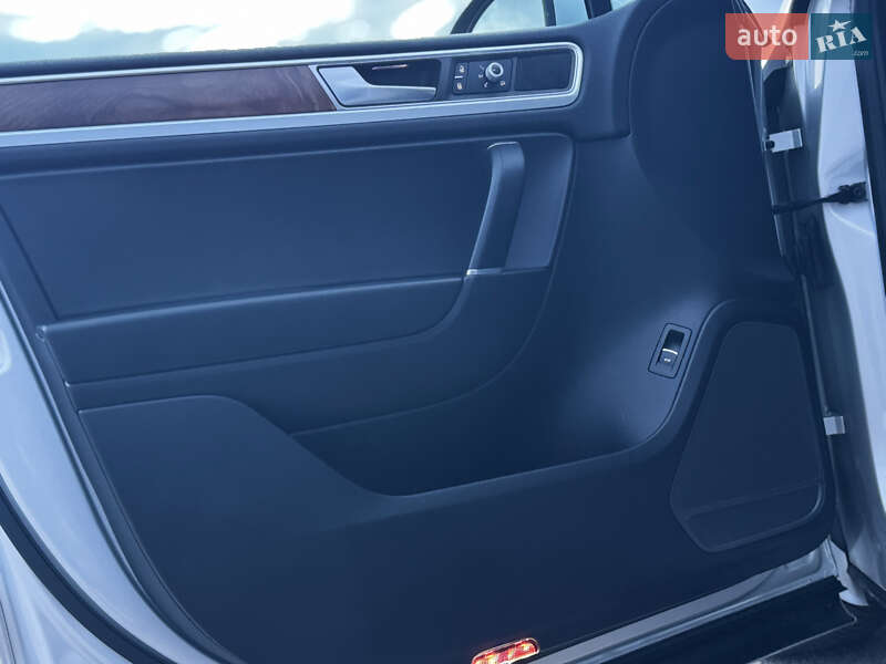 Внедорожник / Кроссовер Volkswagen Touareg 2015 в Дрогобыче